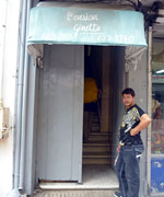 ゾーナ・コロニアルの歩行者天国にある安宿に到着。ありがちな細い入口で急な階段を登る。